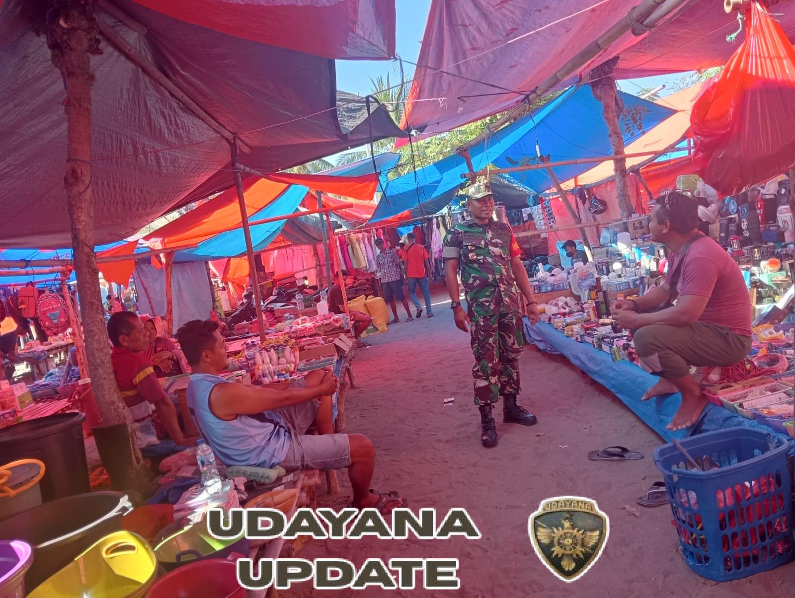 Babinsa Maurole Laksanakan Pamwil dan Komsos, Ingatkan Warga Jaga Kebersihan Pasar