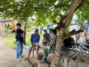 Babinsa Omesuri Intensifkan Komsos Demi Pembinaan Pemuda Desa Kalikur