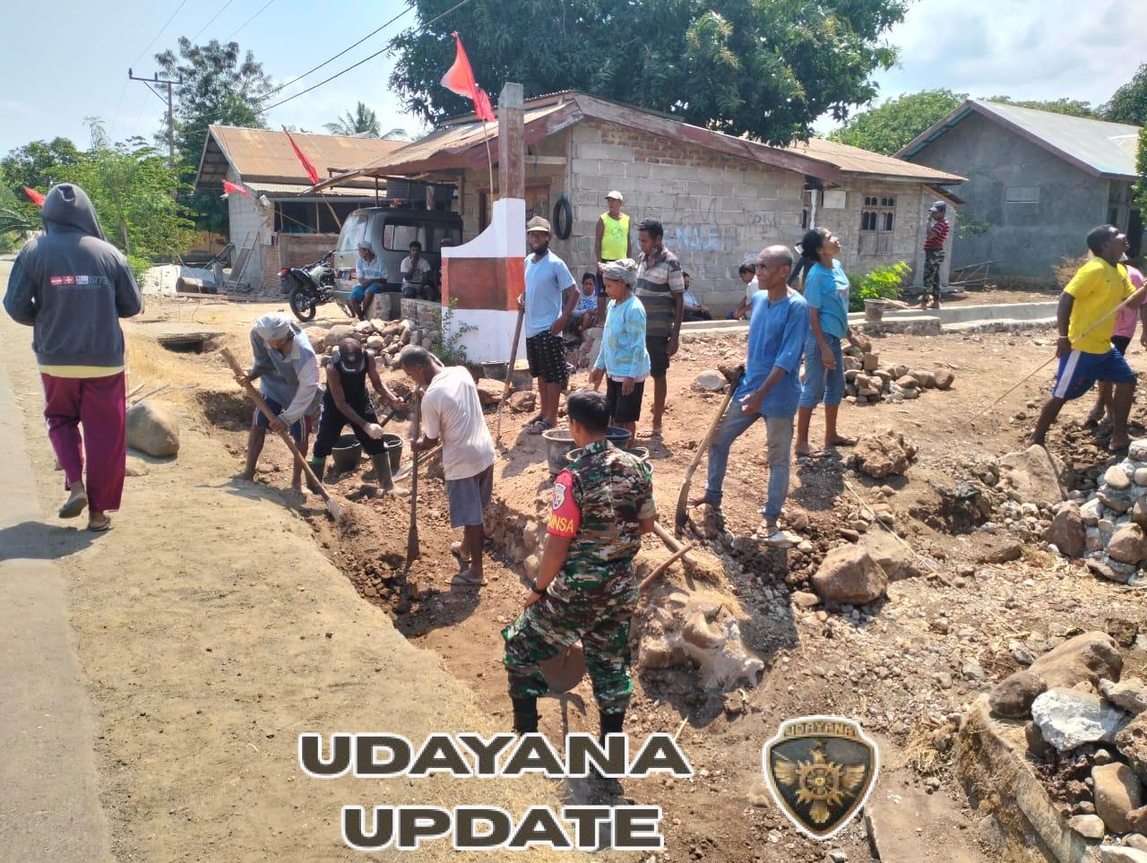 Babinsa Bersama Warga Idalolong Laksanakan Gotong Royong Demi Kelancaran Drainase