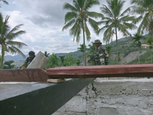 Babinsa Desa Pana Bantu Perbaikan Rumah Warga, Bukti TNI Hadir untuk Rakyat