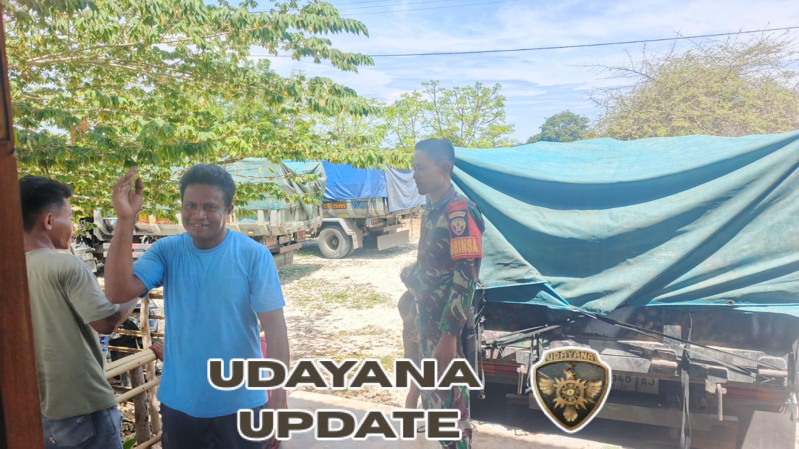 Babinsa Koramil 05/Waingapu Dampingi Penyaluran 5.200 Kg Beras dan 1.040 Liter Minyakita di Haharu