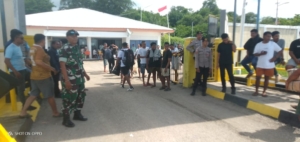 Babinsa Pantai Baru Amankan Bongkar Muat KMP. LAKAAN di Pelabuhan ASDP Ofalangga