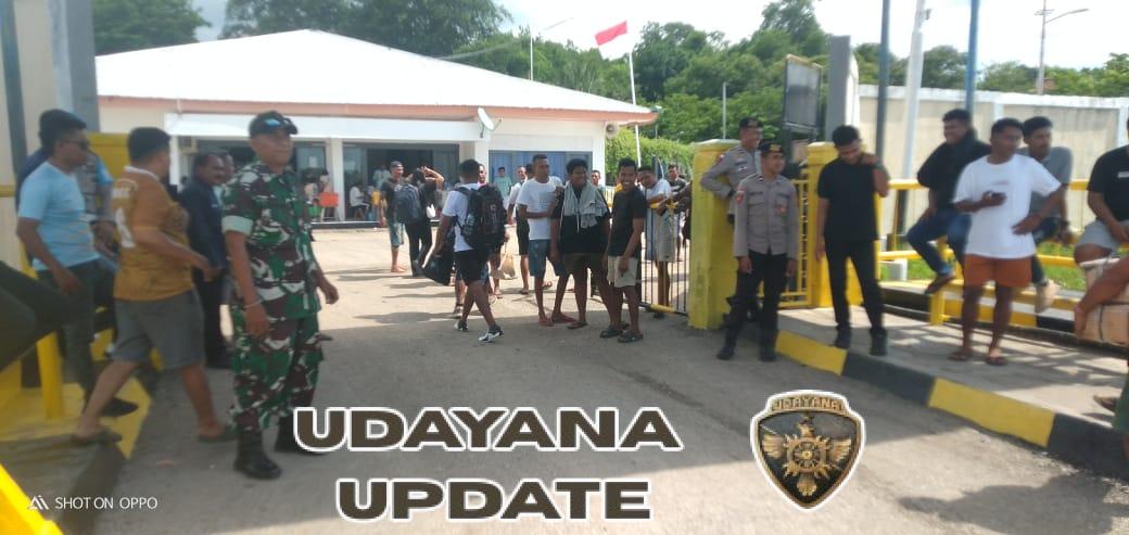 Babinsa Pantai Baru Amankan Bongkar Muat KMP. LAKAAN di Pelabuhan ASDP Ofalangga