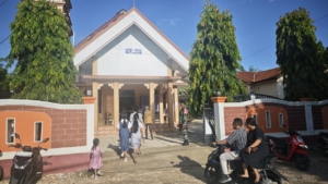 1. Babinsa Koramil 1627-01/Ba’a Kopda Hendra Gaspersz Laksanakan Pengamanan Ibadah Mingguan