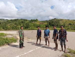 Babinsa Sertu Alifin Imbau Warga Tidak Melintas Jalan Banjir di Desa Kabukarudi