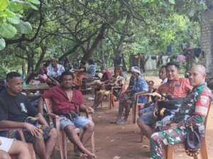 Babinsa Serda Martin Jaga Limu Ajak Warga Jaga Kamtibmas di Pesta Desa Lokory