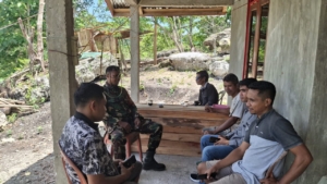 Babinsa Serka Helmy Gelar Komsos Bersama Warga Desa Daha Elu