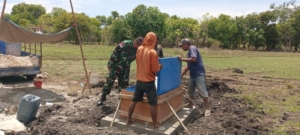 Babinsa Pahunga Lodu Gotong Royong Pasang Box Pembagi Air Bantuan Kementerian PUPR