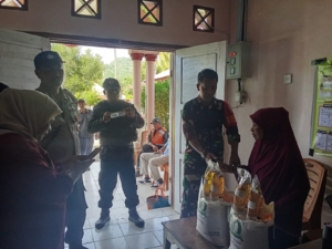 Babinsa Koramil 1628-02 Kawal Pembagian Bantuan Pangan Bulog kepada Warga Desa Mantun