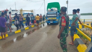 Babinsa Sertu Apriadi Lonowata Amankan Bongkar Muatan KMP Laka’an di Pelabuhan Pantai Baru
