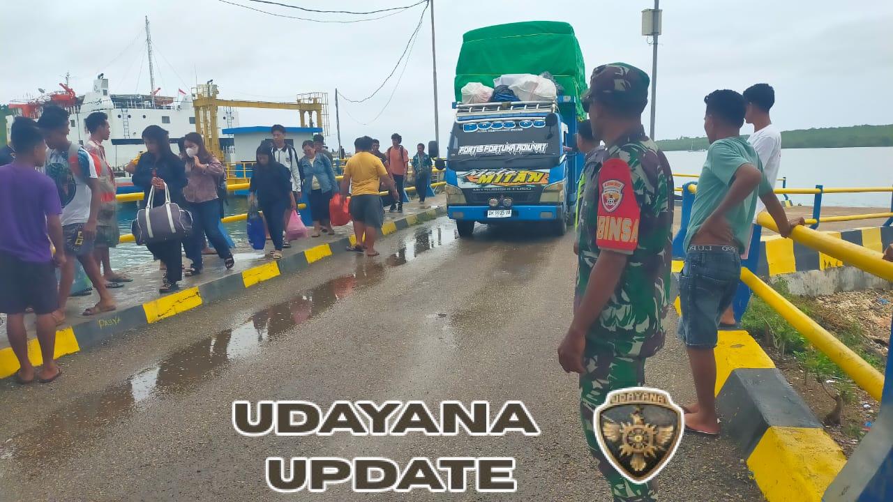 Babinsa Sertu Apriadi Lonowata Amankan Bongkar Muatan KMP Laka’an di Pelabuhan Pantai Baru