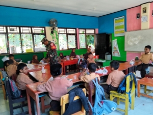 Babinsa Koramil 1628-03/Seteluk Atas Kawal Pelaksanaan Program Makan Sehat Bergizi di SDN 1 Seteluk