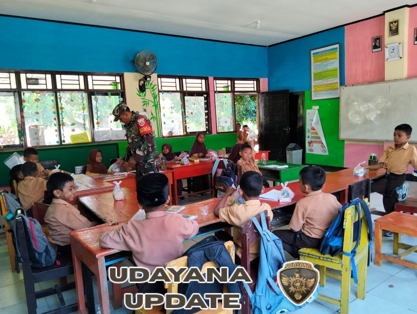 Babinsa Koramil 1628-03/Seteluk Atas Kawal Pelaksanaan Program Makan Sehat Bergizi di SDN 1 Seteluk