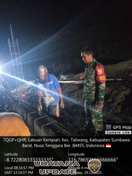 Pembangunan KDKMP Labuhan Kertasari Terus Dikebut, Babinsa dan Pekerja Lembur Demi Kejar Target.