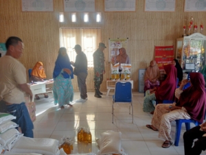 Penyaluran Bantuan Pangan di Desa Beru, Babinsa Koramil 1628-05/Jereweh Kawal Kegiatan Hingga Berjalan Lancar
