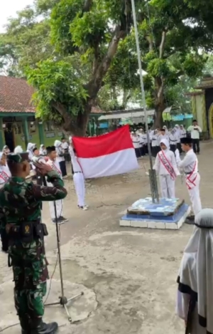 Babinsa Selong Pimpin Upacara Bendera di MI NW Selong Tanamkan Disiplin Sejak Dini