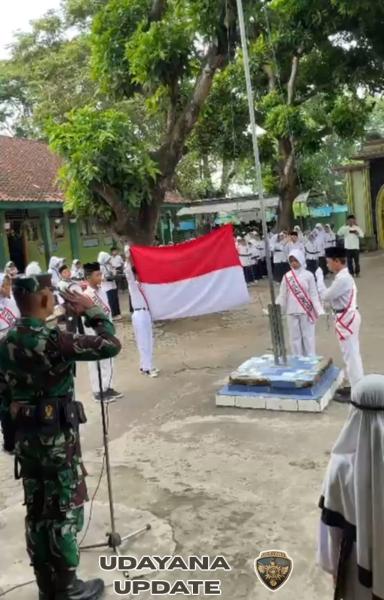 Babinsa Selong Pimpin Upacara Bendera di MI NW Selong Tanamkan Disiplin Sejak Dini