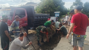 Babinsa Desa Moteng Pimpin Gotong Royong Bersihkan Saluran Air di Dusun Moteng Bawah