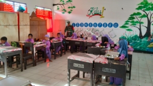 Babinsa Koramil 1628/01 Taliwang Dampingi Makan Sehat Bergizi di SDN Negeri Sermong