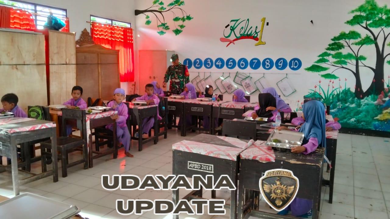 Babinsa Koramil 1628/01 Taliwang Dampingi Makan Sehat Bergizi di SDN Negeri Sermong