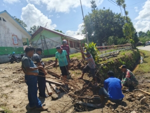 Sertu Sukarman Bantu Perbaikan Deker Rusak di Desa Wairasa
