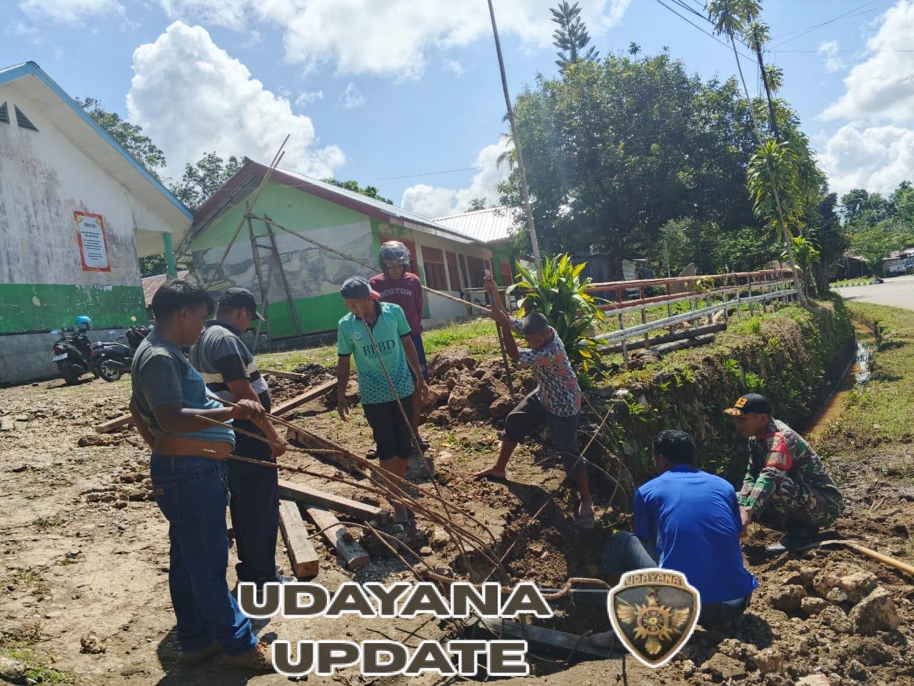 Sertu Sukarman Bantu Perbaikan Deker Rusak di Desa Wairasa