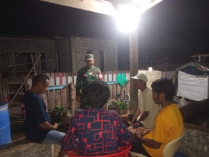 Babinsa Mbawi dan Karang Taruna Gelar Ronda Malam Antisipasi Musim Hujan