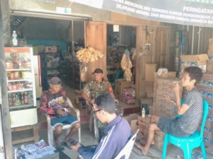 Babinsa Desa Rempe Atas Gelar Komsos, Pererat Hubungan Kekeluargaan dengan Warga