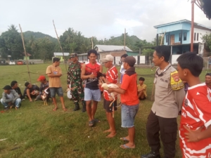 Babinsa Desa Sapugara Bree Kawal Ketat Turnamen Karapan Harmoni Sampo Ayam, Pastikan Acara Berlangsung Aman dan Tertib