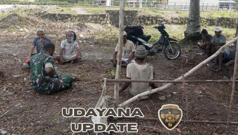 Babinsa Koramil 1618-04/Bisel Jalin Keakraban Lewat Komsos di Desa Sainiup