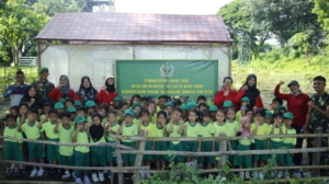 TUMBUHKAN CINTA LINGKUNGAN SEJAK DINI, YONIF 742/SWY AJAK ANAK TK BERKEBUN