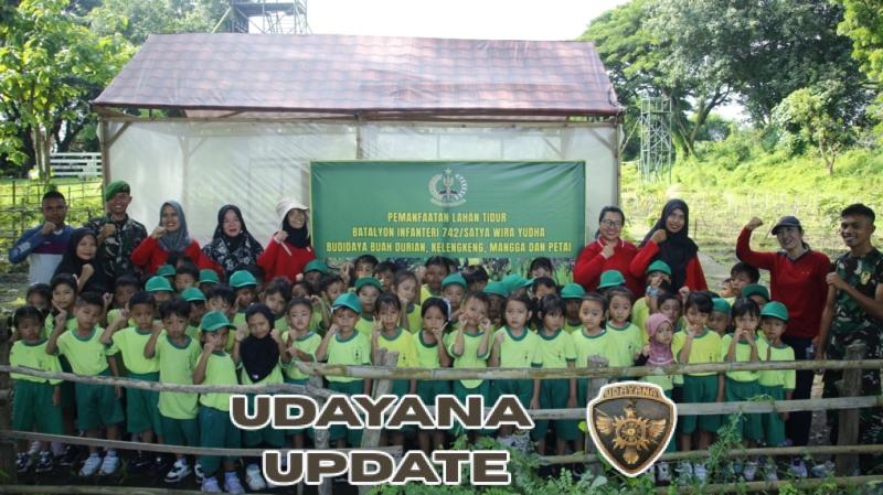 TUMBUHKAN CINTA LINGKUNGAN SEJAK DINI, YONIF 742/SWY AJAK ANAK TK BERKEBUN