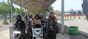 Babinsa Desa Senayan Laksanakan PAM di Pelabuhan Poto Tano, Pastikan Aktivitas Penyeberangan Berjalan Aman