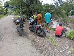 Danramil 1628-02/ Sekongkang Pimpin Pemantauan Hirilisasi Sungai di Desa Maluk