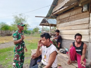 Babinsa Nanga Karra Ingatkan Warga Waspada Cuaca Ekstrem Saat Bekerja di Lahan