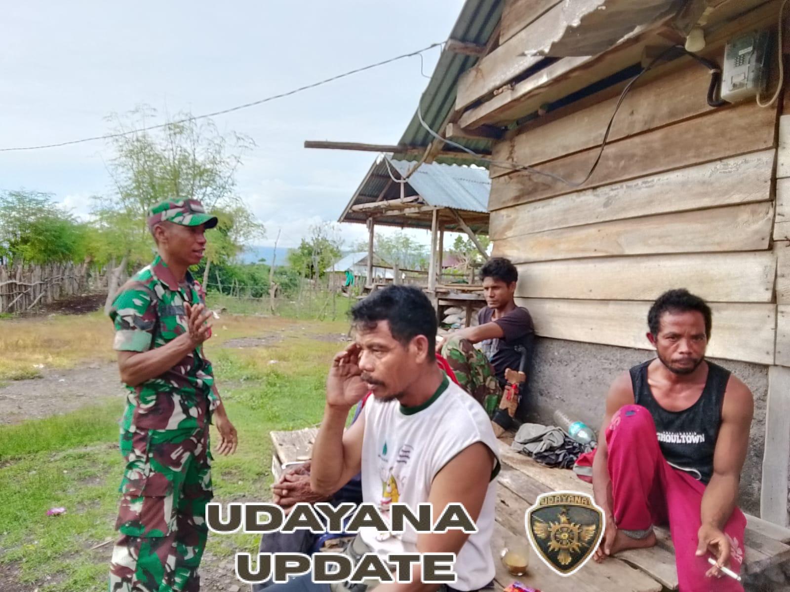 Babinsa Nanga Karra Ingatkan Warga Waspada Cuaca Ekstrem Saat Bekerja di Lahan