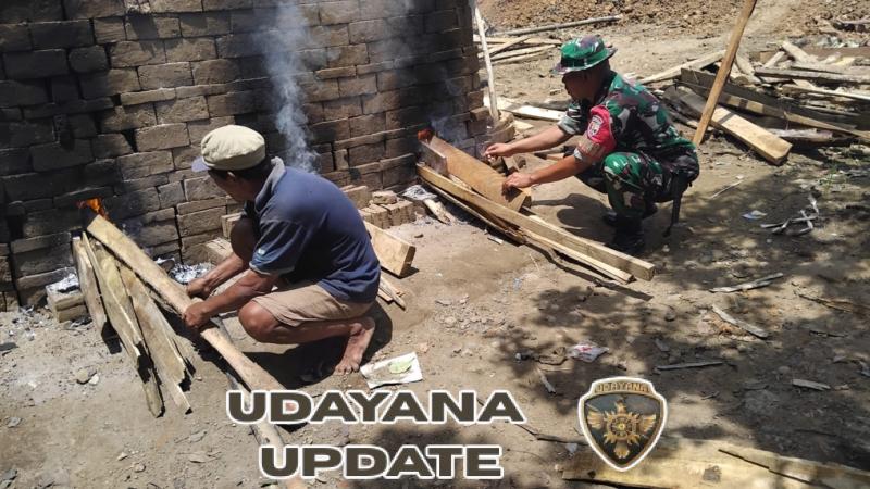 Babinsa Labuan Tereng Bantu Pengrajin Bata Merah Lokal