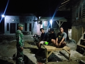 Pastikan situasi keamanan tetap kondusif, para (Babinsa) Koramil 1608-04/Woha laksanakan patroli malam.