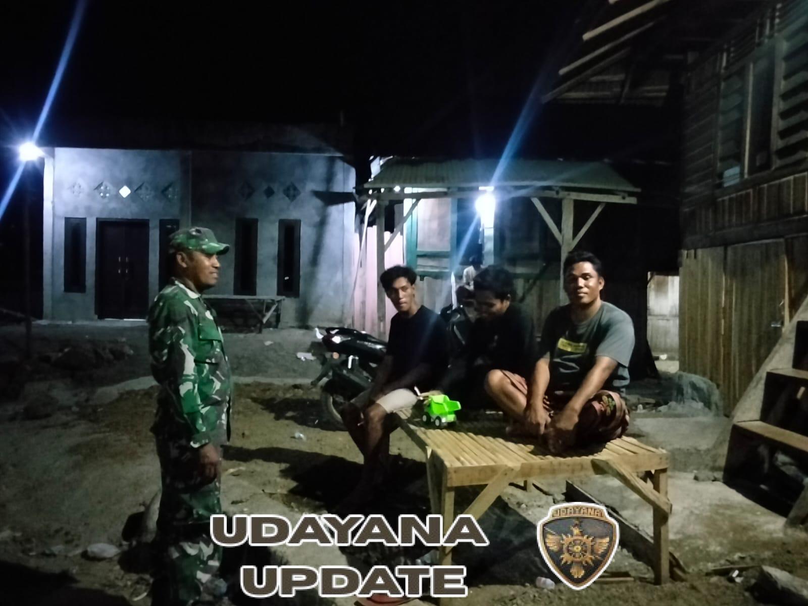 Pastikan situasi keamanan tetap kondusif, para (Babinsa) Koramil 1608-04/Woha laksanakan patroli malam.