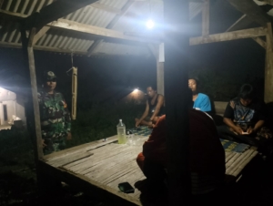 Babinsa Kadindi Atas Intensifkan Ronda Malam untuk Perkuat Keamanan Desa
