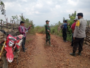 Babinsa Serda Aksar Pimpin Pembersihan Mata Air di Desa Karamabura