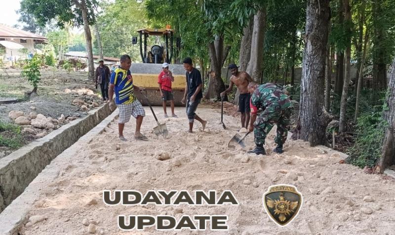 Wujud Kemanunggalan TNI-Rakyat, Babinsa Bisel Turun Tangan Perbaiki Infrastruktur Desa