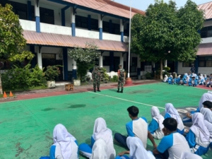 Babinsa Latih Siswa SMPN 3 Jelang Apel Hari Guru
