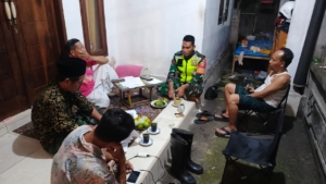 ‎Babinsa Wanasaba Induk Ajak Warga Waspada Cuaca Ekstrem Saat Patroli Kongkow-Kongkow