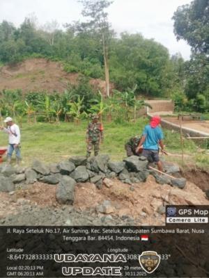 Babinsa Desa Air Suning Awasi Pemasangan Pondasi Belakang KDKMP untuk Dukung Kelancaran Pembangunan Desa