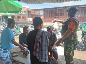 Babinsa Desa Soriutu Sertu Imansyah Perkuat Komsos dengan Warga untuk Jaga Kondusifitas Wilayah