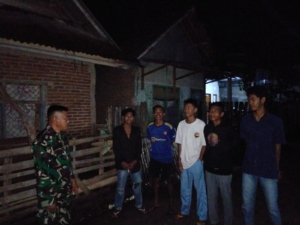 Babinsa Koramil 1614-03/Hu’u Gelar Patroli Ronda Malam di Desa Lepadi