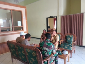 Babinsa Koramil 1628-01/Taliwang Jalin Komsos dengan Pemerintah Desa Mujahiddin di Brang Ene