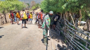 Babinsa Koramil 1618-02/Miobar Bantu Perbaikan Saluran Air di Desa Noelelo