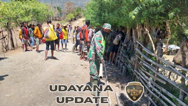 Babinsa Koramil 1618-02/Miobar Bantu Perbaikan Saluran Air di Desa Noelelo